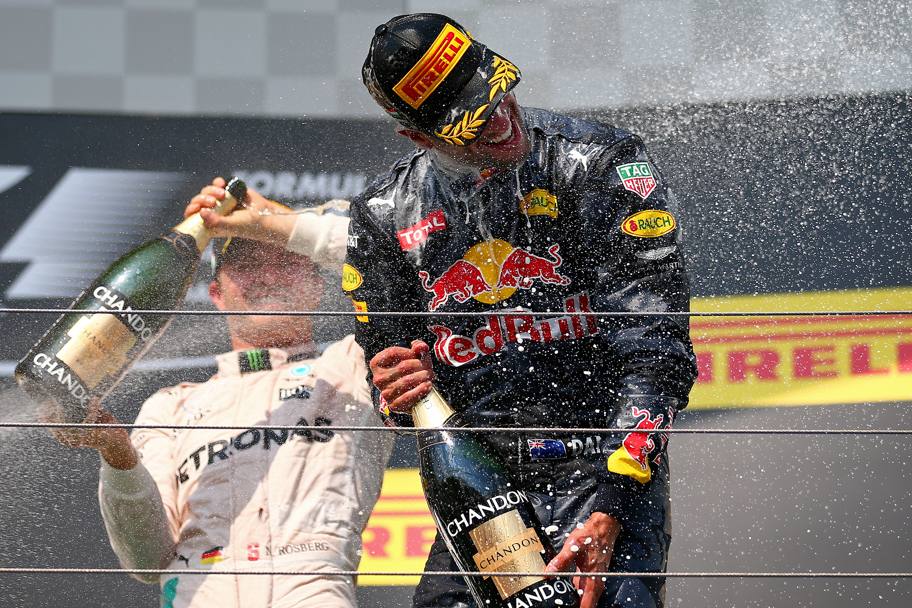 Daniel ricciardo viene inondato dallo champagne di Nico Rosberg. Getty